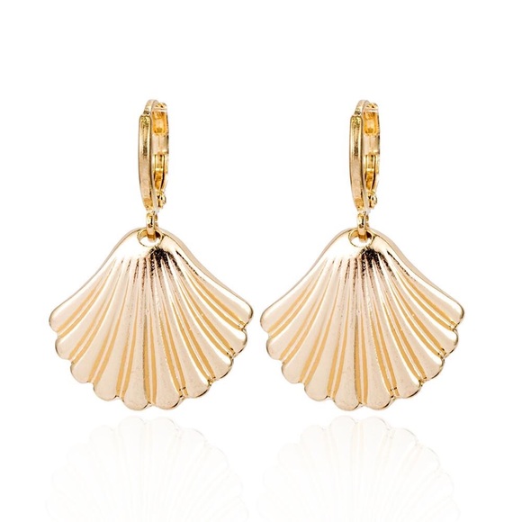 Golden Sea Shell Dangle Earring - Picture 1 of 3
